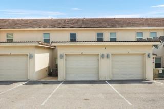 Charming Condo with Pool and Garage, Close to Shopping - 1