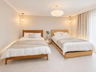 Cozy 2BR in Gangnam Near Eonju Station Up to 6 Guests - 2