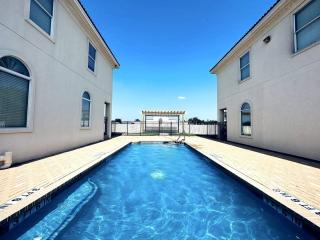 Luxurious Condo with Pool and Garage, Close to Shopping - 0