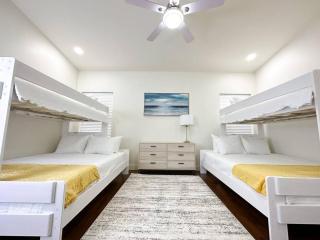 Luxurious Condo with Pool and Garage, Close to Shopping - 9