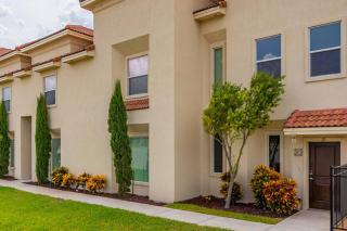 Luxurious Condo with Pool and Garage, Close to Shopping - 7