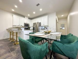 Luxurious Condo with Pool and Garage, Close to Shopping - 6