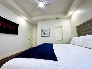 Luxurious Condo with Pool and Garage, Close to Shopping - 5