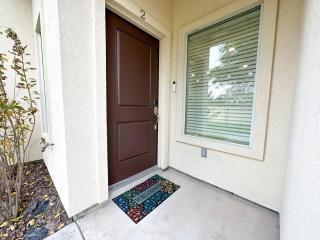 Luxurious Condo with Pool and Garage, Close to Shopping - 4
