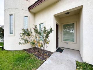 Luxurious Condo with Pool and Garage, Close to Shopping - 2