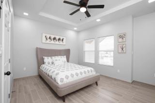 Charming Family-Friendly Home Close to Shopping - 7