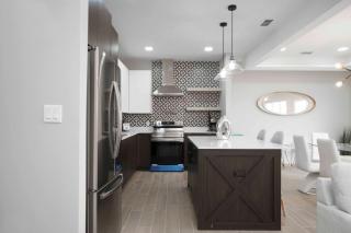 Charming Family-Friendly Home Close to Shopping - 2