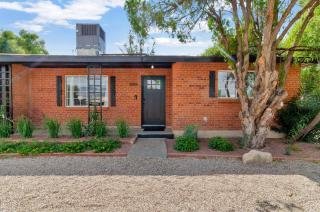 Stylish Tucson Retreat Spacious 4 bedroom home - 0