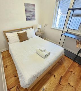 Big Wave Glenelg 2BR Apartment Fast WiFi AC Steps to Beach and Jetty Road - 7