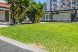Big Wave Glenelg 2BR Apartment Fast WiFi AC Steps to Beach and Jetty Road - 4