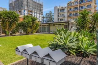 Big Wave Glenelg 2BR Apartment Fast WiFi AC Steps to Beach and Jetty Road - 2