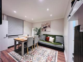 3 Bedroom Home Sleeps 6 Families & Contractors - 4