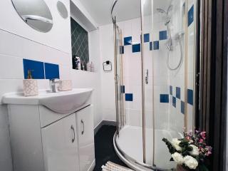 3 Bedroom Home Sleeps 6 Families & Contractors - 3