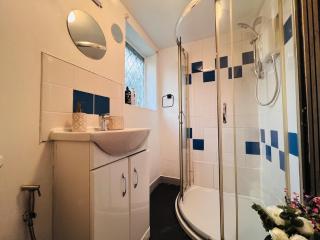3 Bedroom Home Sleeps 6 Families & Contractors - 2