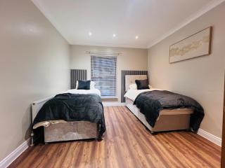3 Bedroom Home Sleeps 6 Families & Contractors - 5