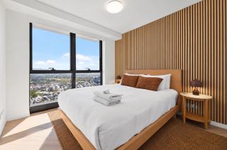 Level 49 3BR - River & Bridge Views, Pool & Parking - 1
