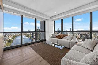Level 49 3BR - River & Bridge Views, Pool & Parking - 0