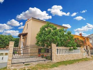 Apartments with A - C in Valbandon-Istrien 44268 - 9