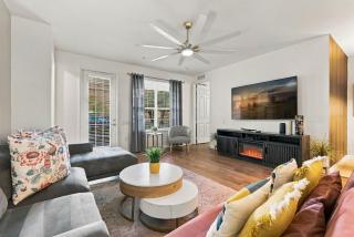 Stay Near the Parks & Convention Center 3BR for 6 - 0