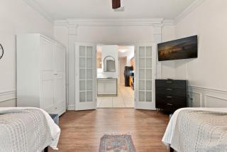 Stay Near the Parks & Convention Center 3BR for 6 - 4