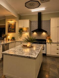 5Bedroom Spacious Vintage Home with a Granny Flat - 5