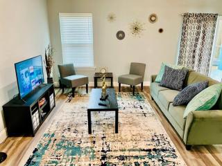 House 3 Bed, 2Bath, FREE Parking in The Woodlands - 0
