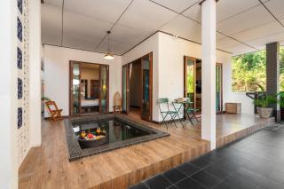 Spacious Homey Pool Villa with Private Parking, Fenced Yard, BBQ, 5min to Beach, Pet-Friendly - 1