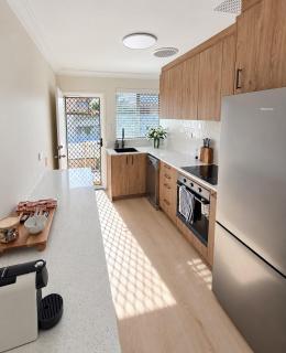 200m to Scarborough Beach - Sunset Views & Ocean Peeks - 3