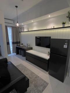 Vicienta Luxury Stay 2BR Apartment at Stanford Meikarta - 6