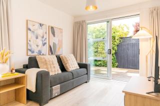 Modern Merivale Escape Prime Location - 9