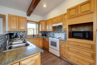 Large Blue Mountain Chalet Near Ski Hills, Sleeps 20, Walk to The Village, Hot Tub, Sauna, Ping Pong, Petfriendly - 2