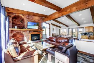 Large Blue Mountain Chalet Near Ski Hills, Sleeps 20, Walk to The Village, Hot Tub, Sauna, Ping Pong, Petfriendly - 5