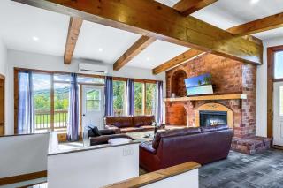 Large Blue Mountain Chalet Near Ski Hills, Sleeps 20, Walk to The Village, Hot Tub, Sauna, Ping Pong, Petfriendly - 3