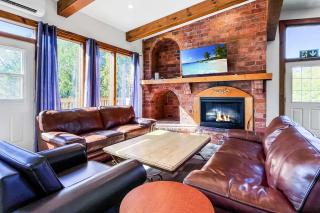 Large Blue Mountain Chalet Near Ski Hills, Sleeps 20, Walk to The Village, Hot Tub, Sauna, Ping Pong, Petfriendly - 4