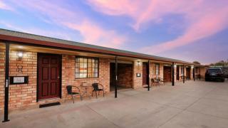 Miles Outback Motel - 0