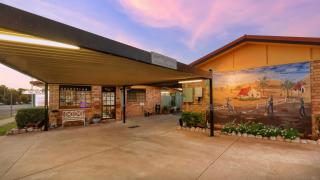 Miles Outback Motel - 8