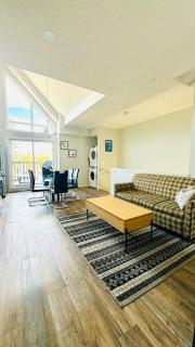 The Canmore Mountain View Retreat with Heated Pool & Hot Tub - Canmore - 1