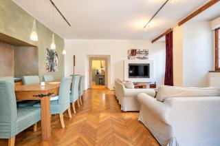 Spacious & Quiet 2-Bedroom Under Prague Castle - Praga - 4
