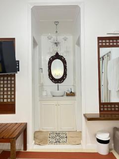 Room for 2- Near Mahogany market - 8