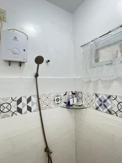 Room for 2- Near Mahogany market - 3