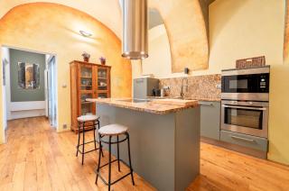 Spacious & Quiet 2-Bedroom Under Prague Castle - Praga - 3