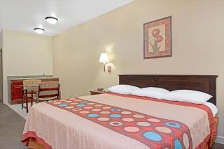 Super 8 by Wyndham St. Louis Airport - 6