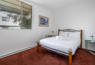 Quiet 2BR Apartment with Garden views in Griffith - 2
