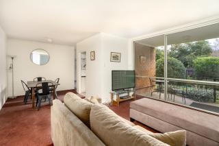 Quiet 2BR Apartment with Garden views in Griffith - 5