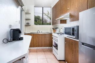 Quiet 2BR Apartment with Garden views in Griffith - 9