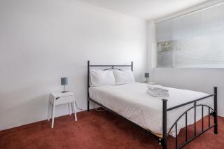 Quiet 2BR Apartment with Garden views in Griffith - 1