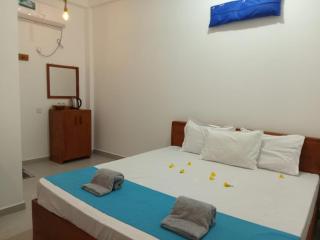 LA PRINCE HOTEL and HOSTEL - 8