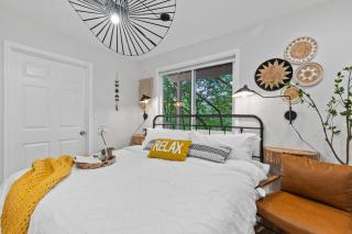 Spacious Stylish Modern Daylight Basement Suite King Bed Office - Bellevue - 9