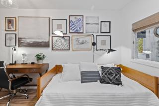 Spacious Stylish Modern Daylight Basement Suite King Bed Office - Bellevue - 6
