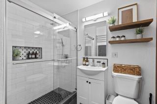 Spacious Stylish Modern Daylight Basement Suite King Bed Office - Bellevue - 2